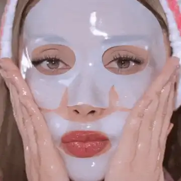Aplicação da Máscara de Colágeno PDRN GlowUp no rosto